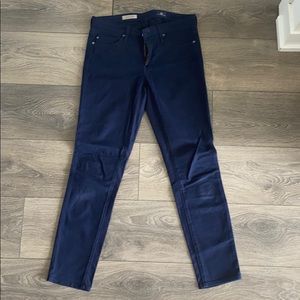 Blue velvet-like skinny jeans
